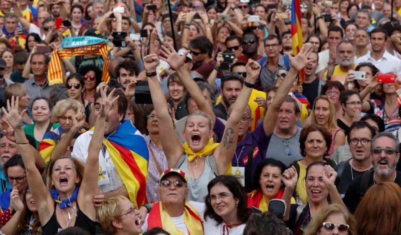 © Reuters. Pessoas comemoram declaração de independência do Parlamento da Catalunha, em Barcelona