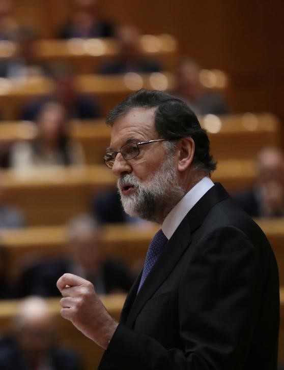 © Reuters. رئيس وزراء إسبانيا يدعو للهدوء ويقول إن حكم القانون سيعود إلى قطالونيا