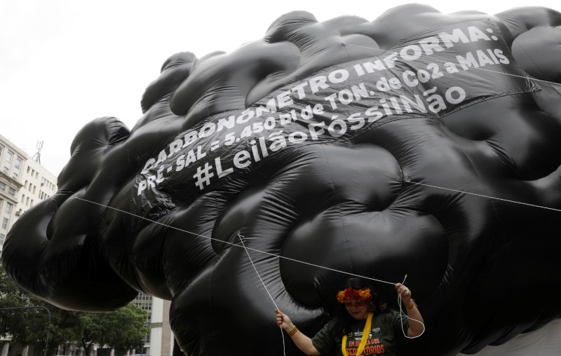 © Reuters. Manifestante protesta contra leilão do pré-sal no Rio de Janeiro