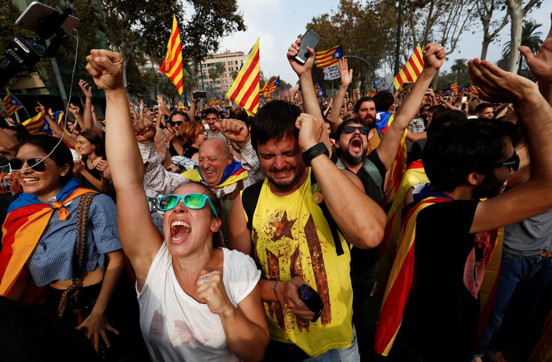 © Reuters. People celebrate after the Catalan regional parliament declares the independence from Spain in Barcelona