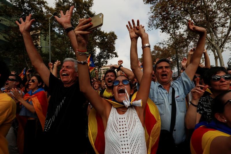 © Reuters. People celebrate after the Catalan regional parliament declares the independence from Spain in Barcelona