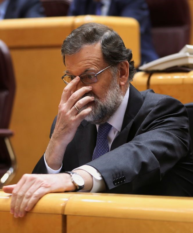 © Reuters. مجلس الشيوخ الإسباني يقر الحكم المباشر في قطالونيا