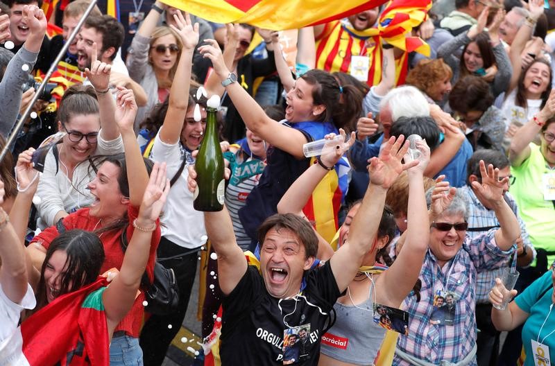 © Reuters. La declaración de independencia catalana golpea bolsas y bonos