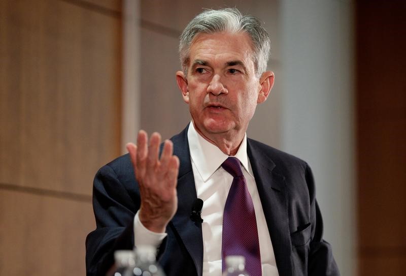 © Reuters. FILE PHOTO: Commodity Futures Trading Commission (CFTC) Chairman Christopher Giancarlo and Federal Reserve Board Governor Jerome Powell discuss financial regulation in Washington