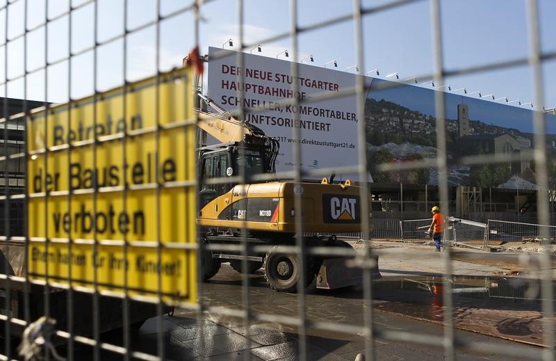 © Reuters. FILE PHOTO: Excavator works in front of the Stuttgart train station