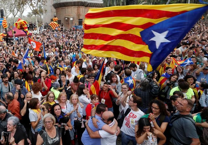 © Reuters. Pessoas comemoram declaração de independência da Catalunha da Espanha