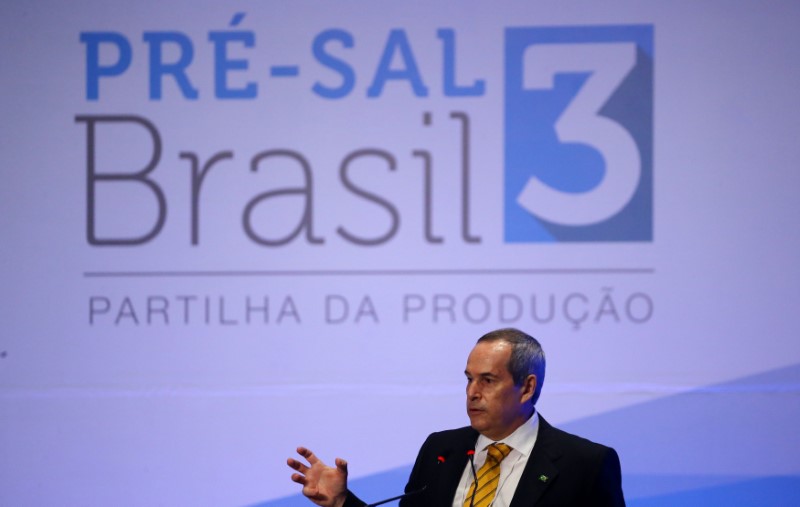 © Reuters. Brazil's oil regulator ANP chief Decio Oddone speaks during a deepwater pre-salt oil auction in Rio de Janeiro
