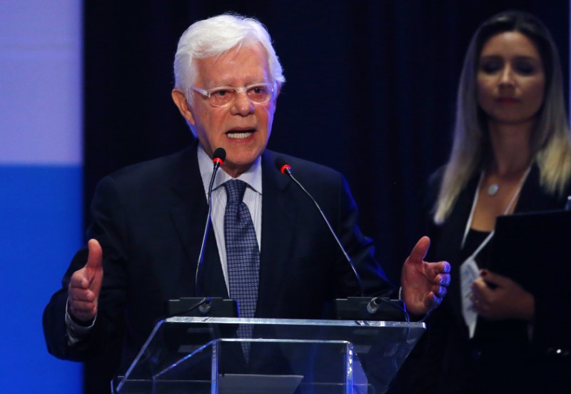 © Reuters. Brazil's Minister of the General Secretariat of the Presidency of Brazil, Wellington Moreira Franco speaks during a deepwater pre-salt oil auction in Rio de Janeiro