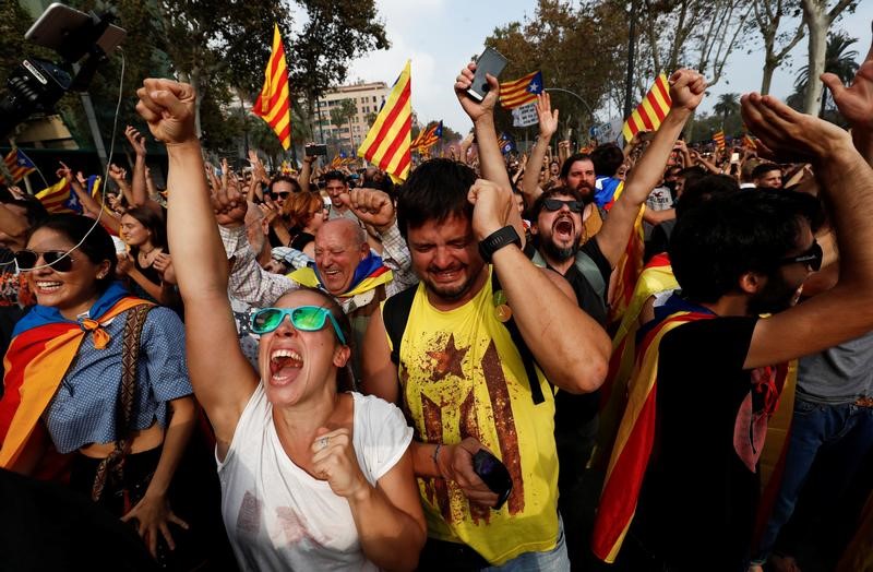 © Reuters. People celebrate after the Catalan regional parliament declares the independence from Spain in Barcelona