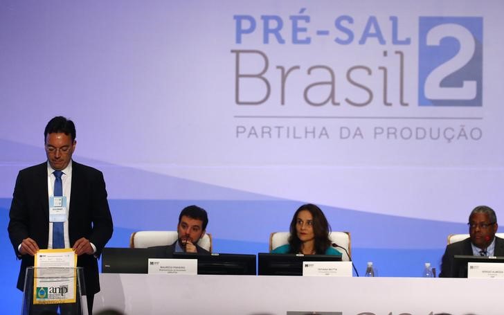 © Reuters. Lucio Prevatti, representante da Shell, deposita envelope em leilão do pré-sal no Rio de Janeiro