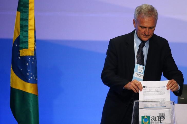 © Reuters. Carlos Oliveira, representante da Petrobras, deposita envelope em leilão do pré-sal no Rio de Janeiro