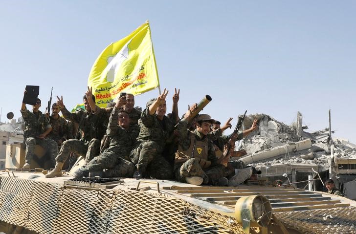 © Reuters. الدولة الإسلامية تعزز دفاعاتها في آخر معاقلها على الحدود العراقية السورية