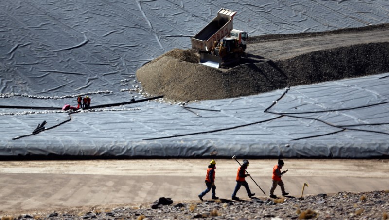 © Reuters. FILE PHOTO: Workers walk at Barrick Gold Corp's Veladero gold mine in Argentina's San Juan province