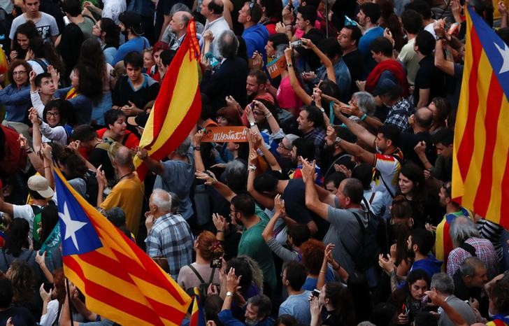 © Reuters. Catalães comemoram declaração de independência da Espanha em Barcelona