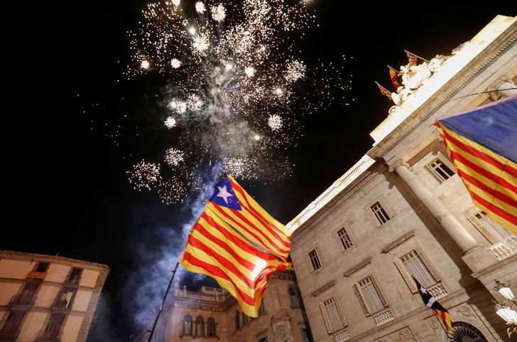 © Reuters. Fogos e bandeiras durante celebração no Parlamento da Catalunha em Barcelona