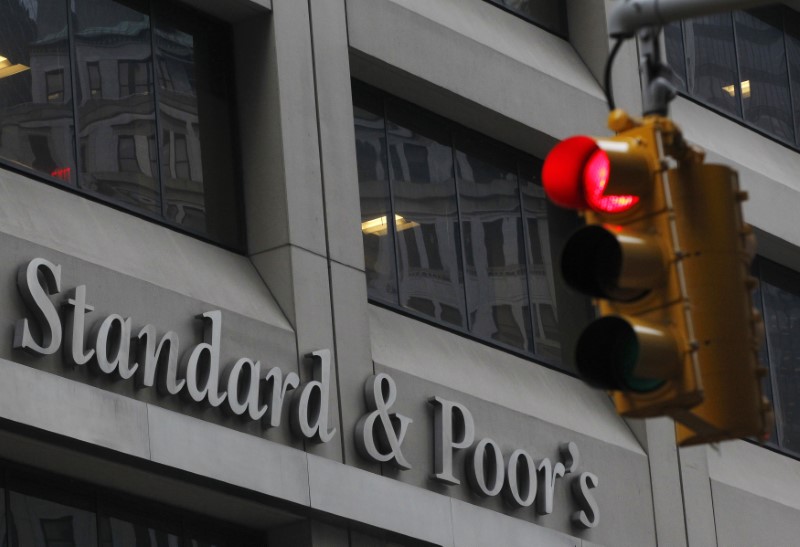 © Reuters. A view shows the Standard & Poor's building in New York's financial district