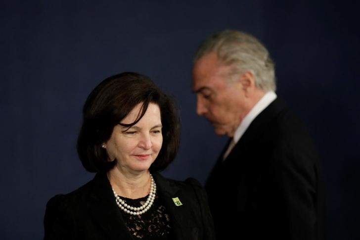 © Reuters. O presidente brasileiro Michel Temer ao lado da procuradora-geral da República, Raquel Dodge, em Brasília