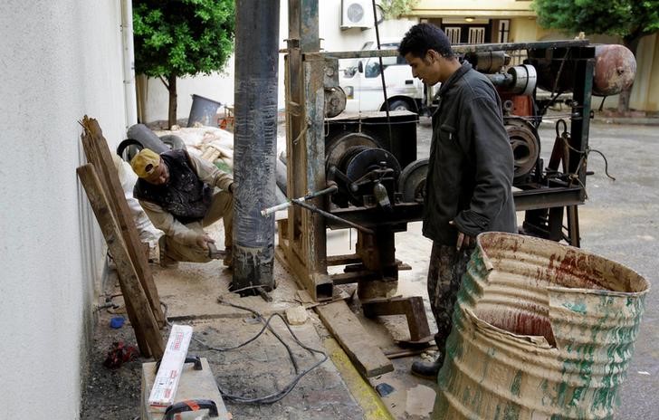 © Reuters. ليبيون يحفرون الآبار بحثا عن المياه في محنة جديدة لسكان طرابلس