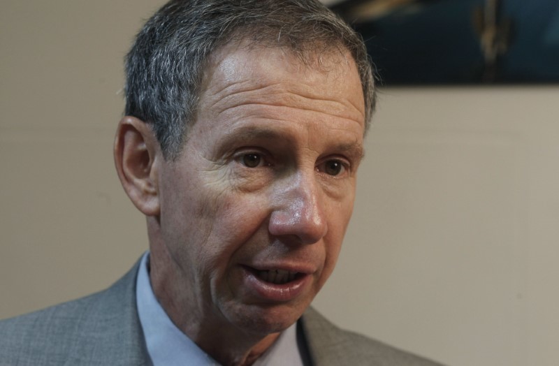 © Reuters. NASA Administrator Griffin speaks to Reuters journalists in an interview in Cape Town