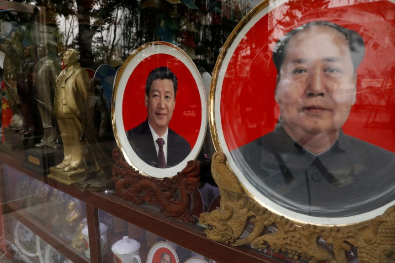 © Reuters. FILE PHOTO:  Souvenir plates with images of Chinese late Chairman Mao Zedong and Chinese President Xi Jinping are seen in Beijing