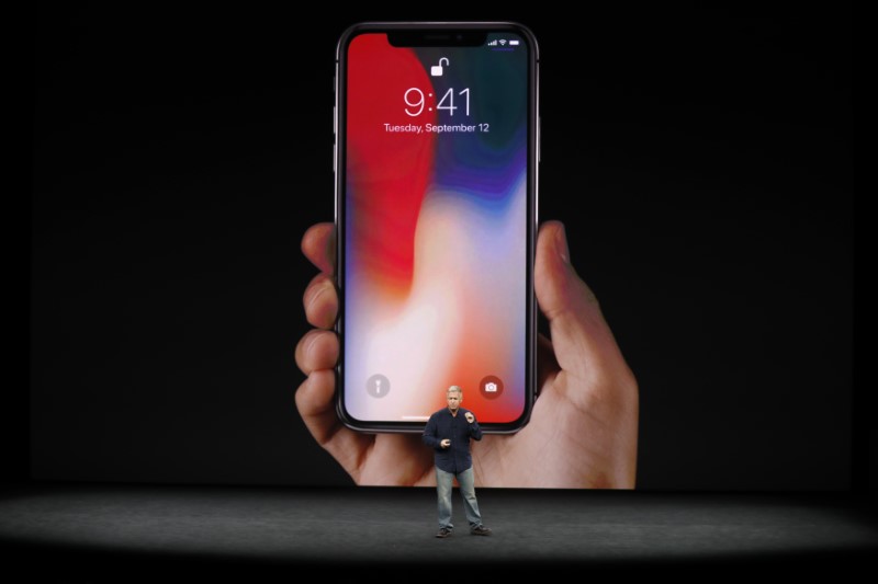 © Reuters. Apple's Schiller introduces the iPhone x during a launch event in Cupertino