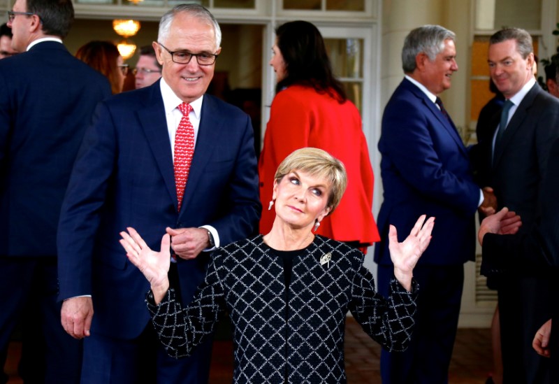 © Reuters. FILE PHOTO - Australian PM Turnbull watches as Foreign Affairs Minister Bishop react after an official ceremony for the swearing in of the federal government in Canberra