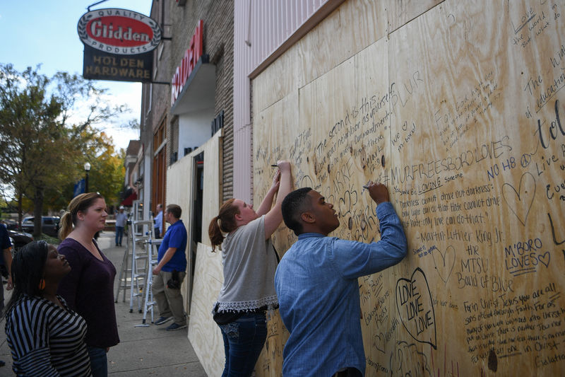 © Reuters. Local residents write on boards installed to protect a business during tomorrow's White Lives Matter rally in Murfreesboro