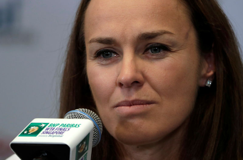 © Reuters. هينجيس تودع الملاعب بخسارة في زوجي البطولة الختامية