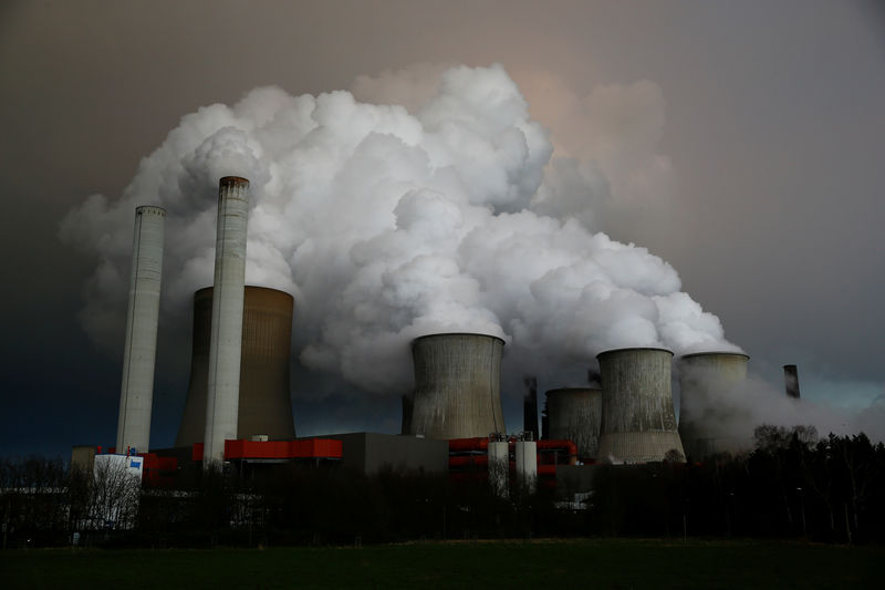 © Reuters. FILE PHOTO: Steam rises from the cooling towers of the coal power plant of RWE in Niederaussem