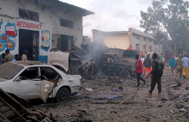 © Reuters. مقتل 17 على الأقل في تفجيرين بالعاصمة الصومالية