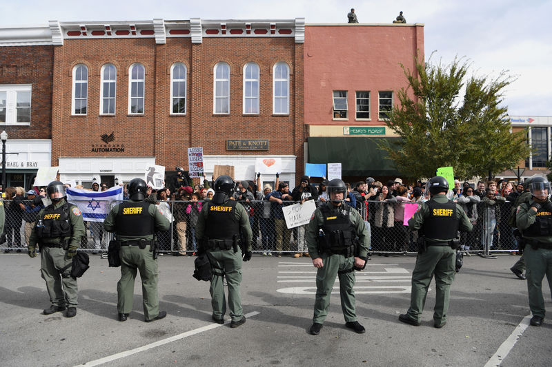 © Reuters. Police officers form a line between protesters and counter protesters at a White Lives Matter rally in Murfreesboro