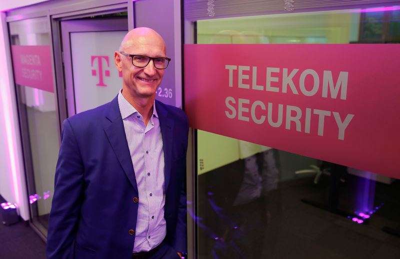 © Reuters. Telekom CEO Hoettges at Cyber Defense and Security Operation Centre in Bonn