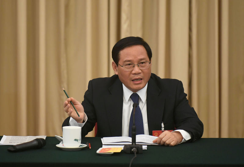 © Reuters. FILE PHOTO: Li Qiang, Communist Party Secretary of Jiangsu, speaks during the Jiangsu delegation's group discussion during the National People's Congress (NPC), in Beijing