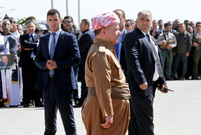 © Reuters. Iraqi Kurdish President Masoud Barzani walks towards the coffin of former Iraqi president Jalal Talabani at Sulaimaniya Airport