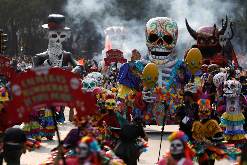 © Reuters. Figuras de calaveras durante una procesión por el Día de Muertos en Ciudad de México.