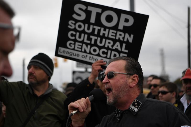 © Reuters. Nacionalistas blancos protestan contra los refugiados en Tennessee