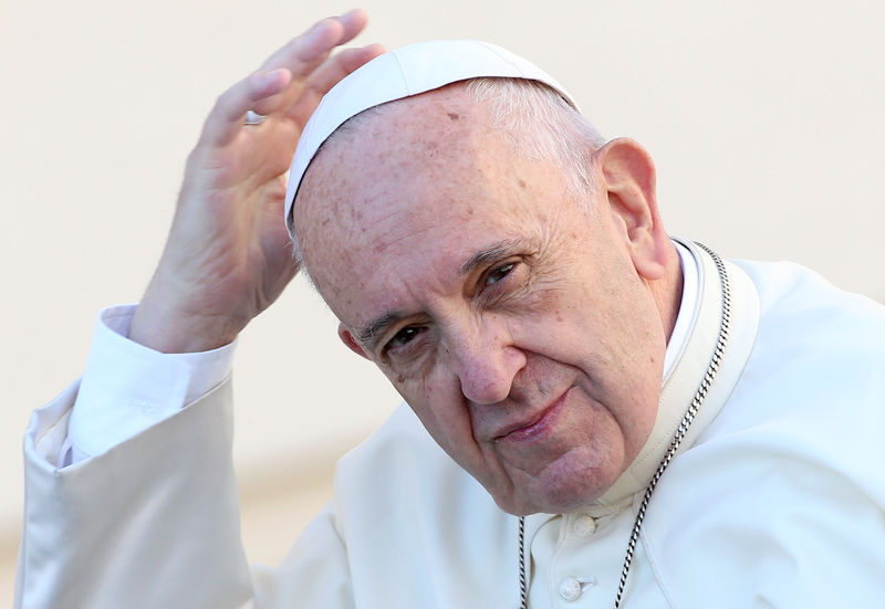 © Reuters. El Papa insta a la UE a redescubrir la unidad si quiere tener futuro