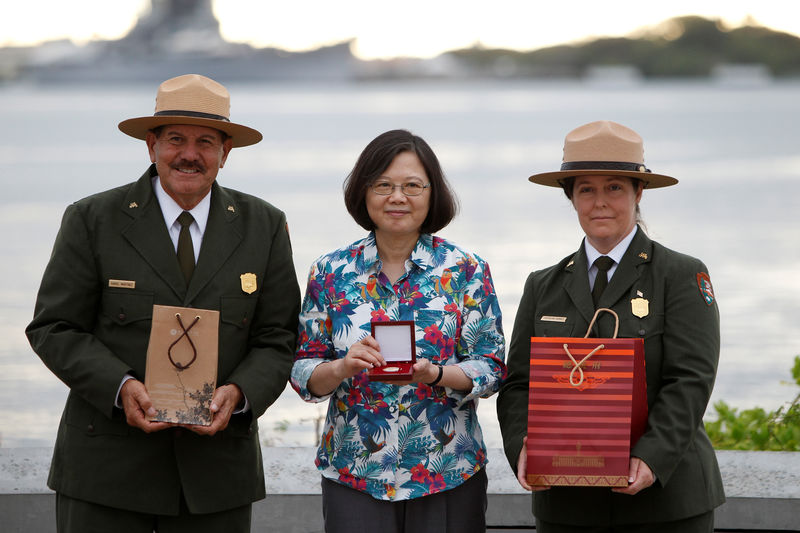 © Reuters. National Parks Service Historian Daniel Martinez, Taiwan's President Tsai Ing-wen, and National Parks Service Supervisor Jacqueline Ashwell exchange gifts after Martinez and Ashwell gave Tsai a tour of the USS Arizona Memorial at Pearl Harbor