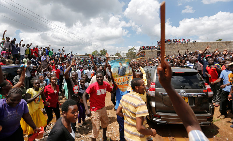 © Reuters. People react near a convoy carrying Kenyan opposition leader Raila Odinga of the National Super Alliance (NASA) coalition in Kawangware slums in Nairobi