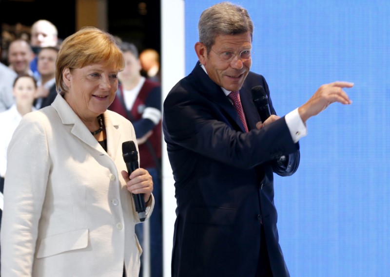 © Reuters. Head of Ford Germany Mattes gestures as German Chancellor Angela Merkel makes an opening tour of the Frankfurt Motor Show
