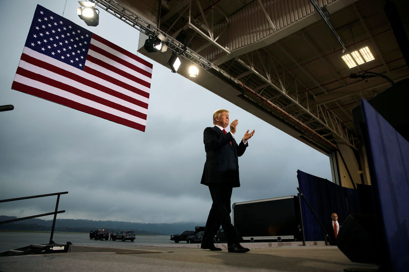 © Reuters. U.S. President Donald Trump arrives to speak about tax reform in Harrisburg, Pennsylvania