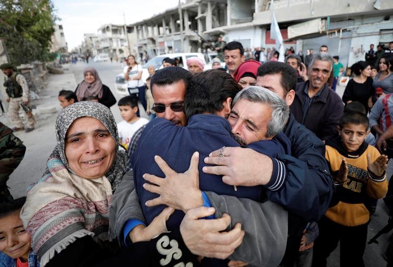 © Reuters. استقبال حافل لرهائن سوريين فروا من قبضة الدولة الإسلامية
