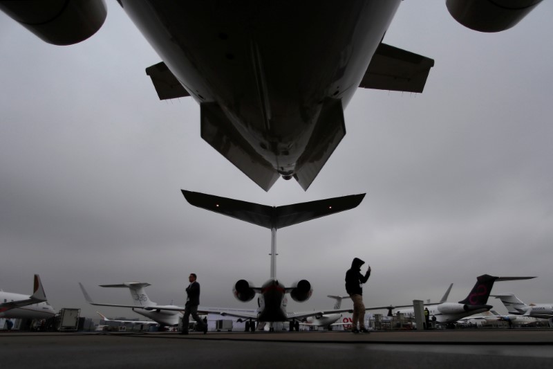 © Reuters. People visit the Asian Business Aviation Conference and Exhibition (ABACE) at Hongqiao International Airport in Shanghai