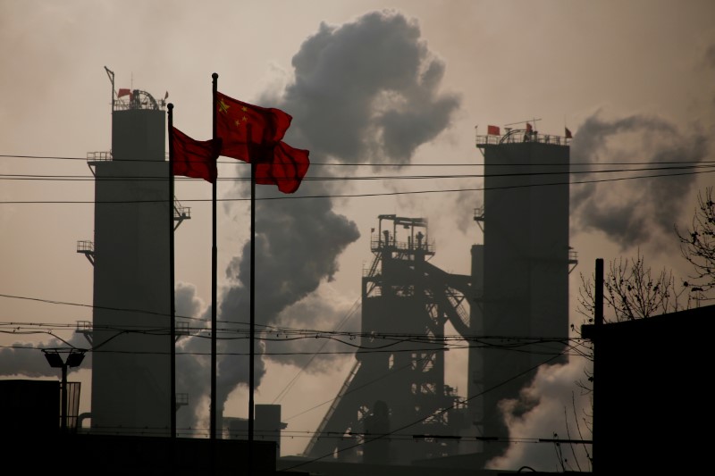 © Reuters. FILE PHOTO: Chinese national flags are flying near a steel factory in Wu'an