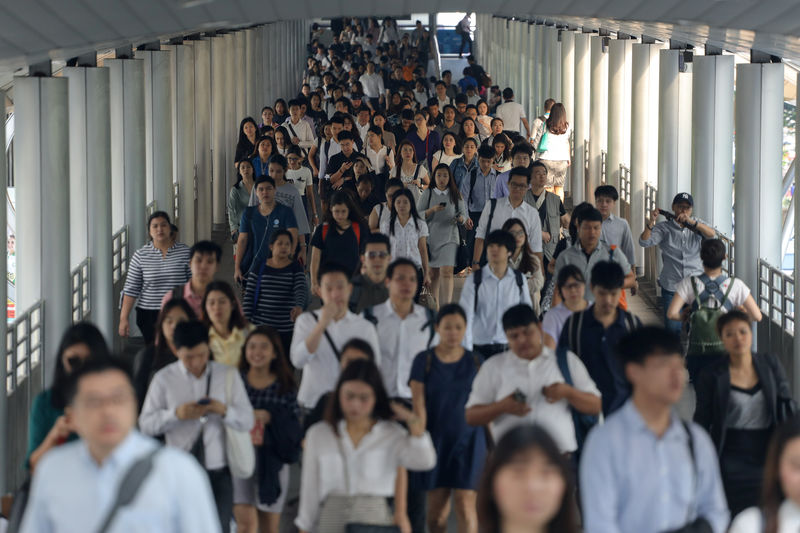 © Reuters. Passengers are seen during rush hour at a skytrain station in Bangkok