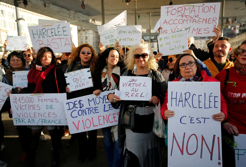 © Reuters. احتشاد مئات في فرنسا للاحتجاج على التحرش الجنسي