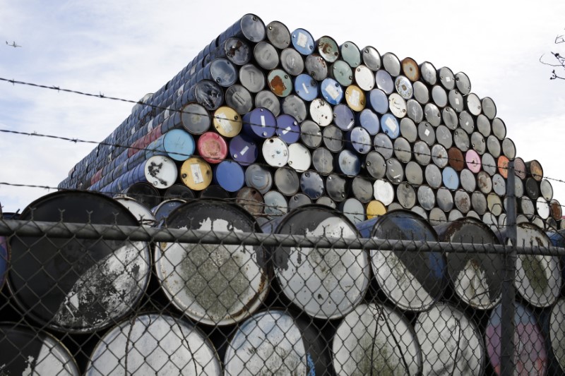 © Reuters. Oil barrels are stacked at a storage facility in Seattle, Washington