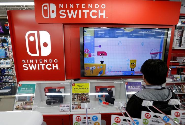 © Reuters. Игровая консоль Nintendo Switch в магазине в Токио