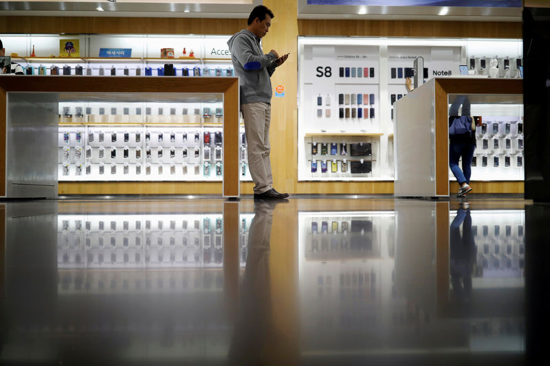 © Reuters. FILE PHOTO: A man stands at Samsung Electronic's store in Seoul