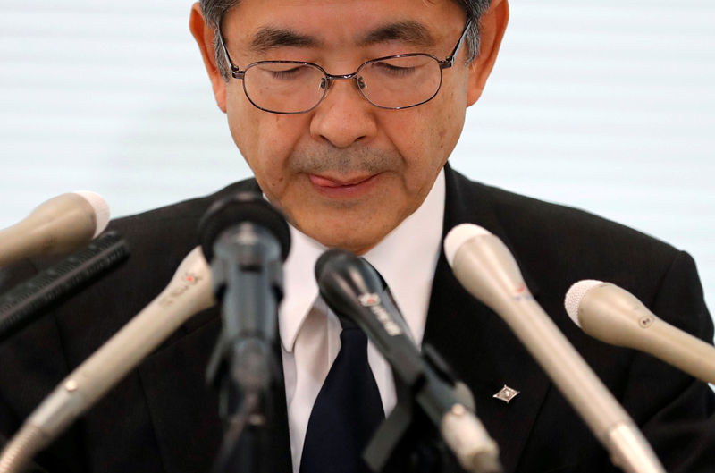 © Reuters. Kobe Steel Executive Vice President Naoto Umehara attends a news conference in Tokyo